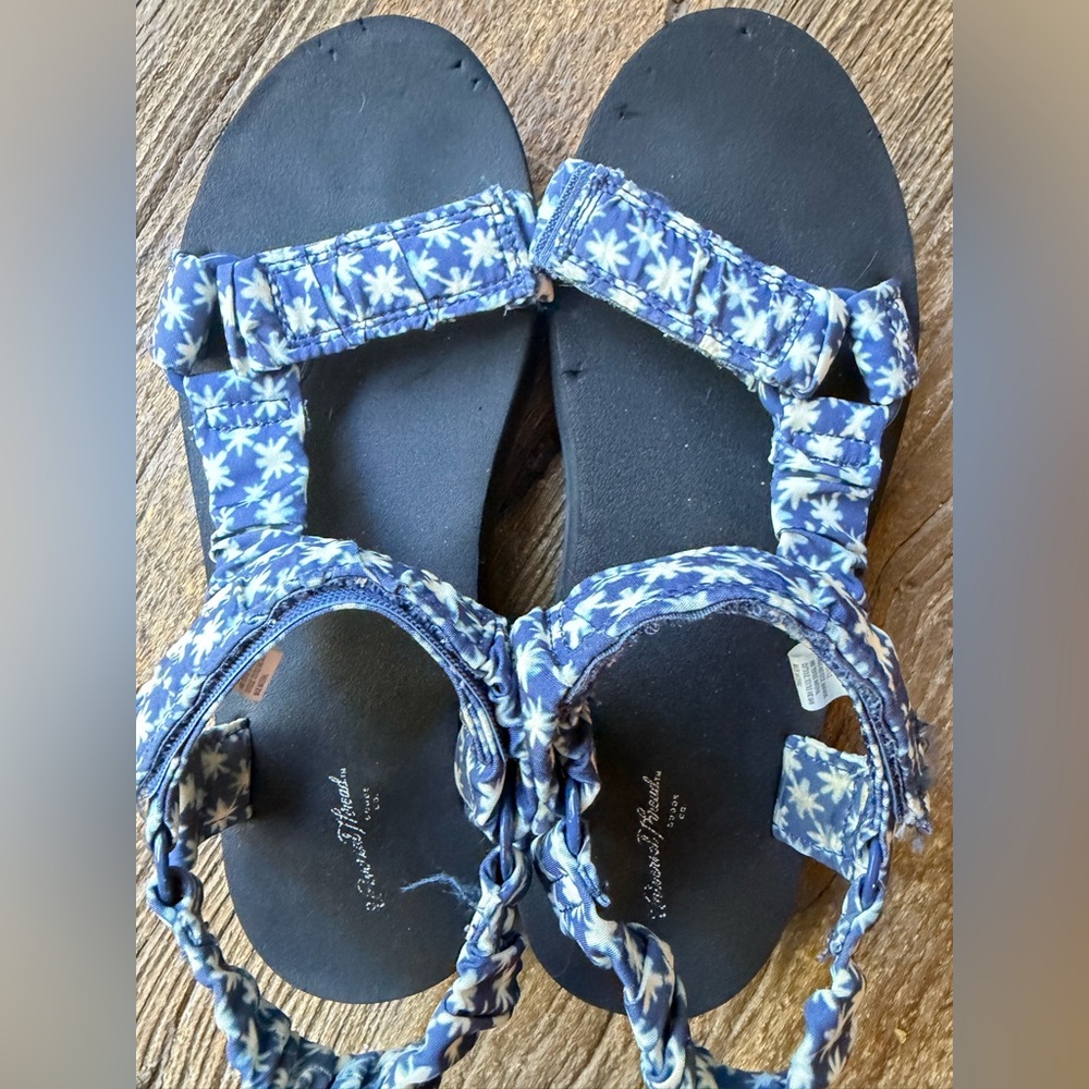 Universal Thread Slip-On Sandals Size 9 - Picture 4 of 6